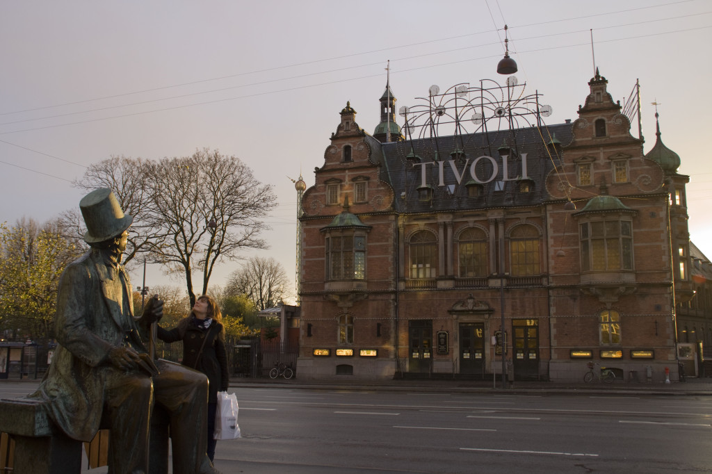 Cori mit Hans Christian Andersen Statue vor Tivoli