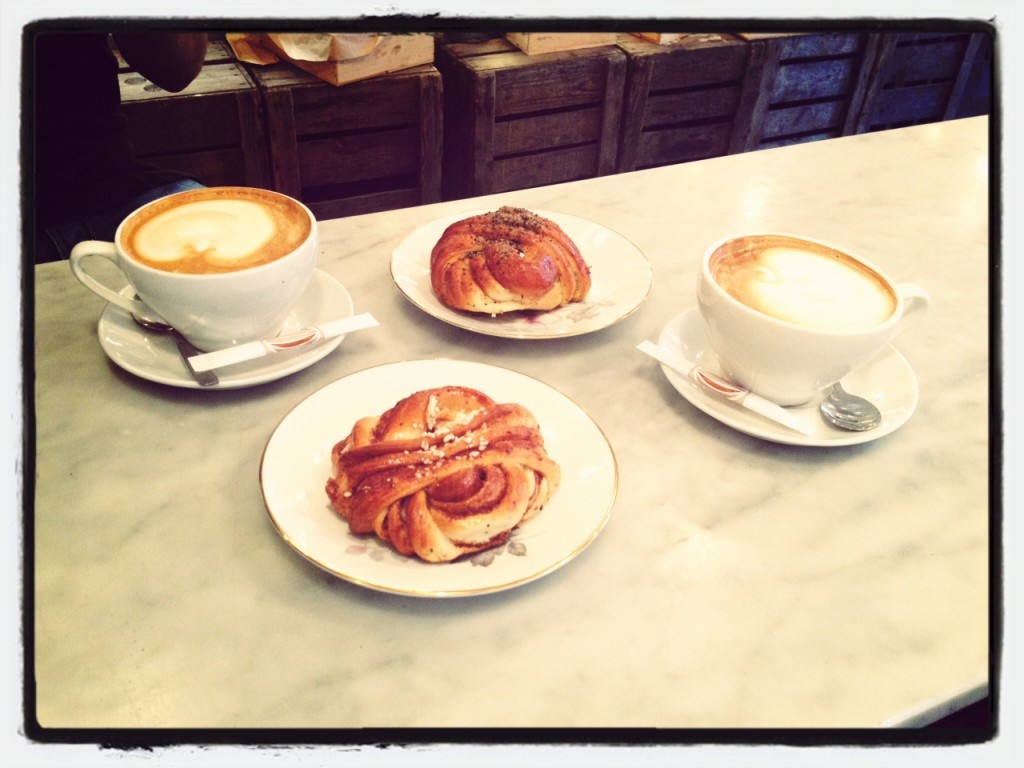 Cappuccino und Kanelbulle bei Albert & Jack's