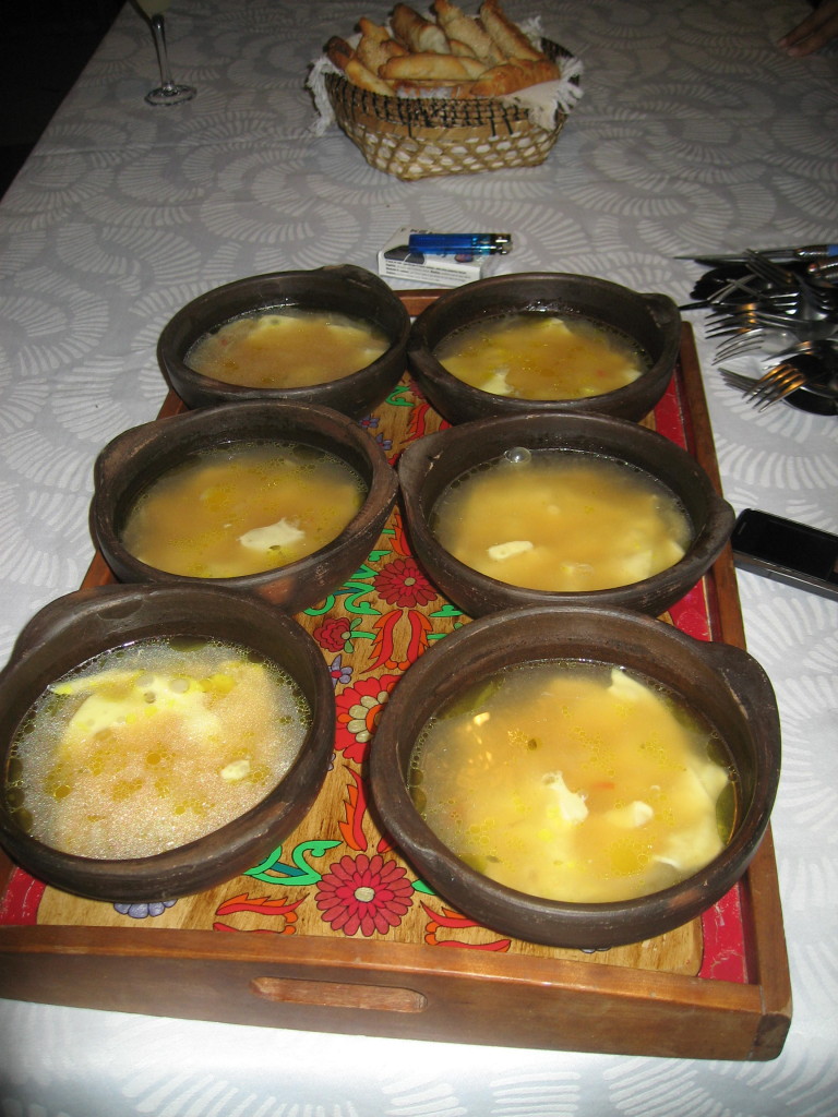 Eine Art Käsesuppe in Tonschüsseln bei meiner Gastfamilie in Santiago
