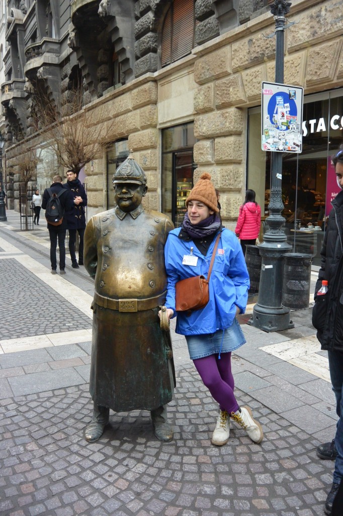 Unser Walking Tour Guide Gerda mit einer Polizisten-Statue. Das Streicheln des Bauches bringt angeblich gutes Essen, daher glänzt er auch so schön :)