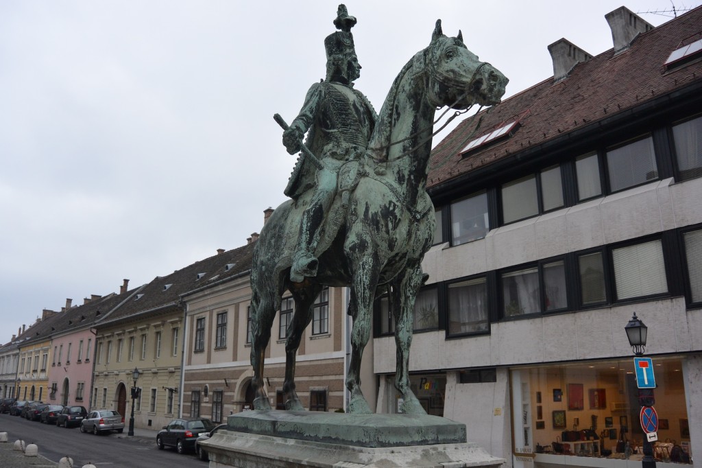 Mattgrüne Reiterstatue von András Hadik. Von unserem Guide erfuhren wir, dass nur die Hoden des Pferdes wie frisch poliert glänzen, weil Studenten sie befummeln, um Erfolg bei Prüfungen zu haben ;)