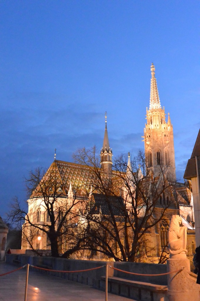 Matthiaskirche beleuchtet