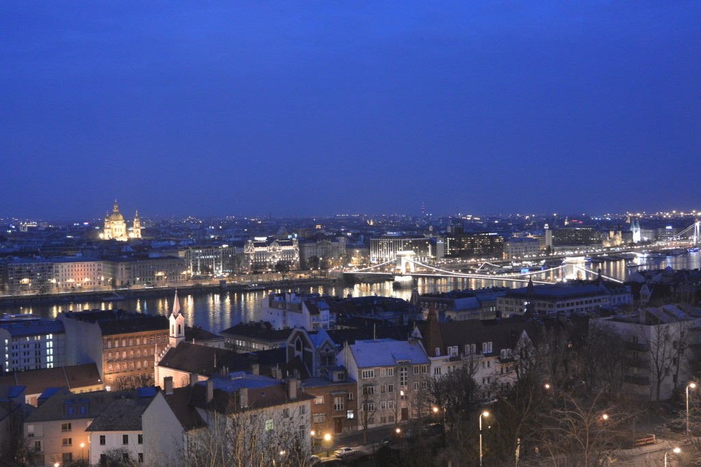 Auch die Kettenbrücke und die Szent István Bazilika sind in der Nacht gut beleuchtet und zu sehen