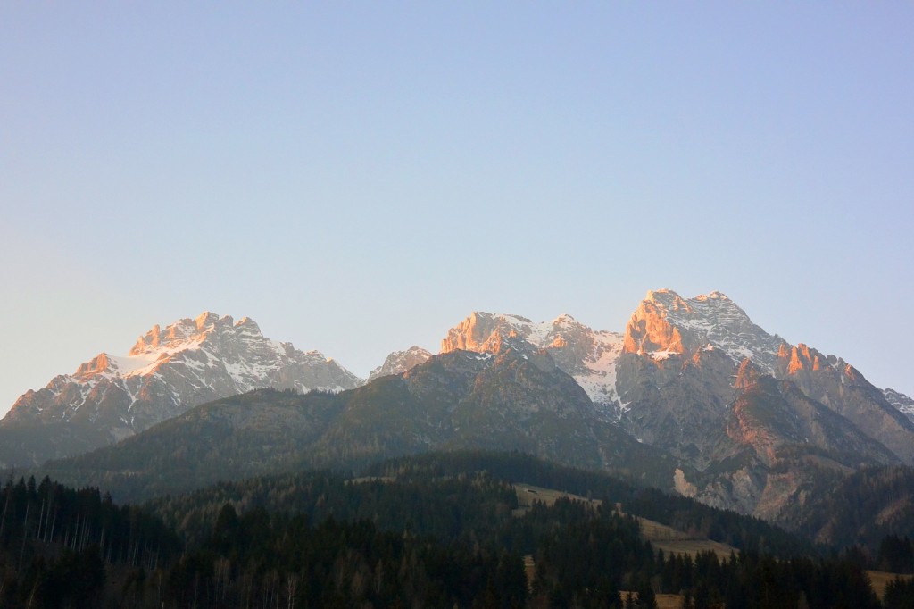 Blick vom Seminarraum auf die Leoganger Steinberge in der Abendsonne