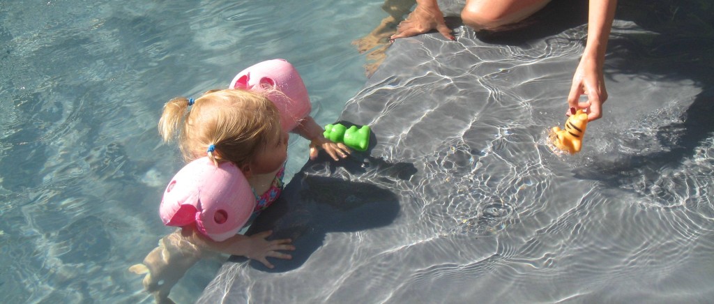 Mein blonder (B)Engel im Pool