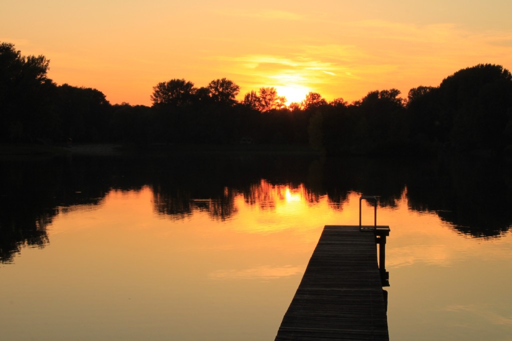 Sonnenuntergang vor dem Steg im Tullner Aubad