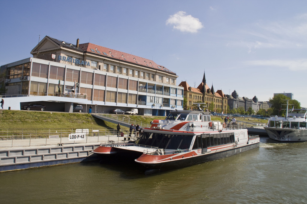 Der Twin City Liner vor der Anlegestelle in Bratislava