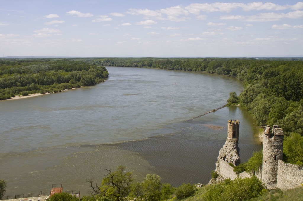 Der "Jungfrauenturm" der einstigen Burg am Zusammenfluss von Donau und March