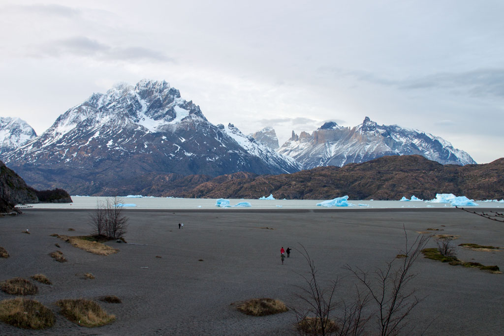 Weg zum Ufer der Gletscherlagune Lago Grey