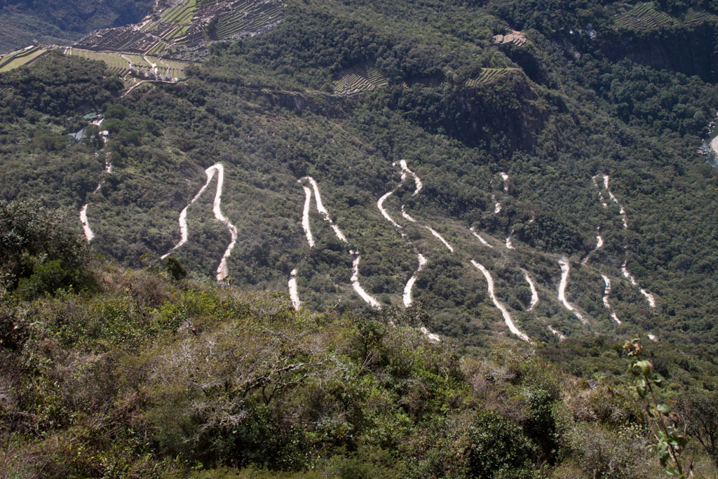 Serpentinen nach Machu Picchu vom Sun Gate aus gesehen.