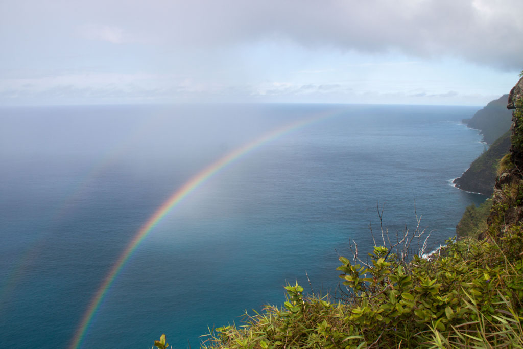 Keine Fatamorgana: Dieser doppelte Regenbogen ist nur kurz zu sehen, nachdem sich Sonne und Regen an diesem Tag schon laufend abwechselten.