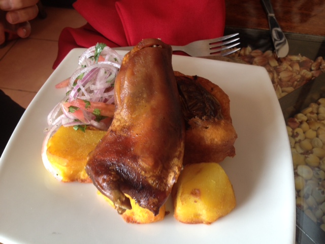 Cuy bzw. Meerschweinchen ist ein peruanische Spezialität. Hier (meiner Tischnachbarin) serviert in Cusco.