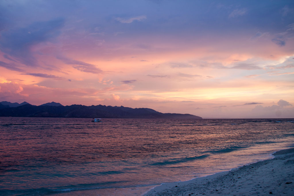 Herrliche Sonnenuntergänge am Strand werden dir von zahlreichen Resorts geboten. Etwas günstiger wird es ein paar Straßen weiter im Inselinneren.