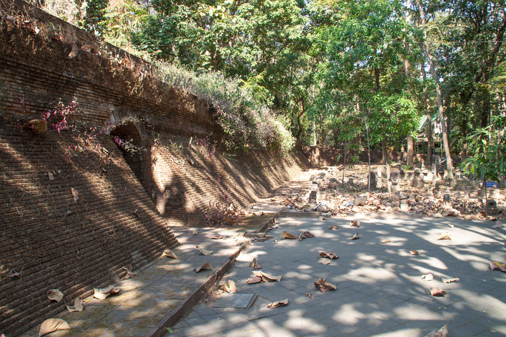 Eingang zum unterirdischen Tempel Wat Umong