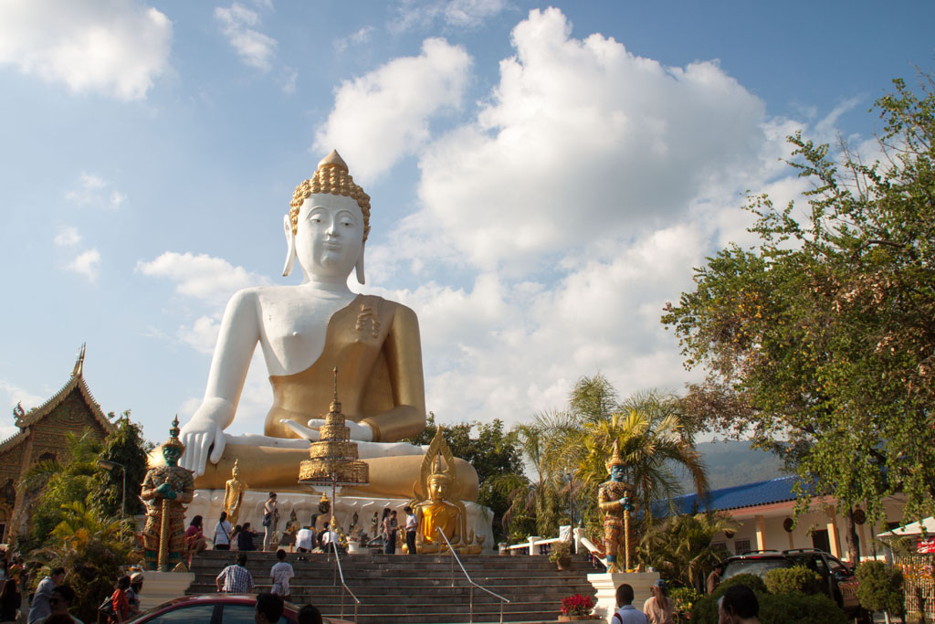 Riesige Buddha Statue am Doi Kham