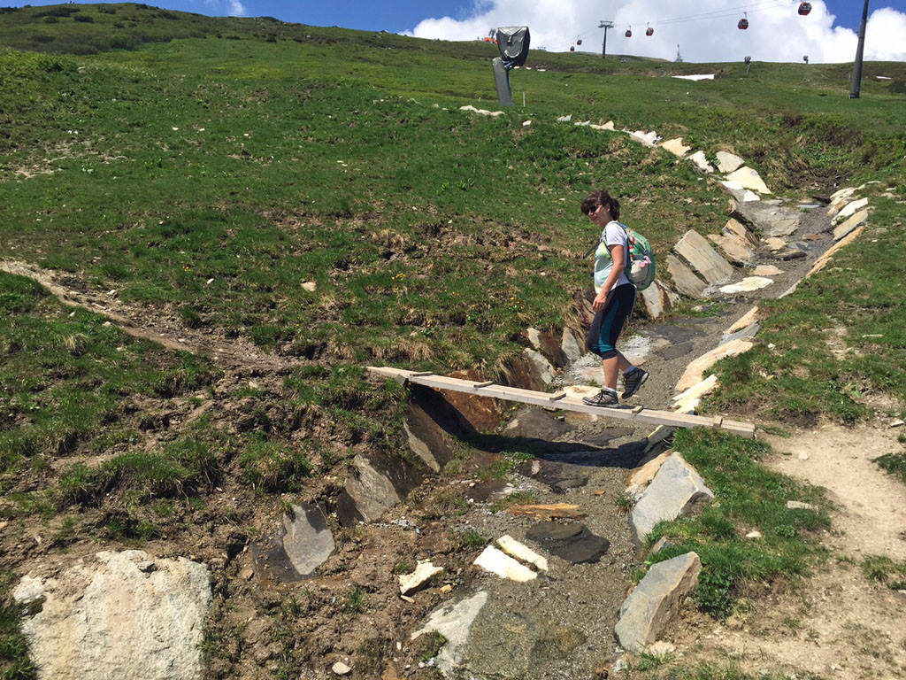 Über die Skipiste hinauf zur Bergstation