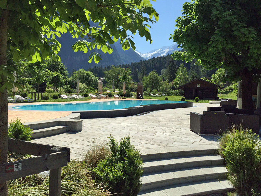 Outdoor-Pool im Hoteldorf Grüner Baum