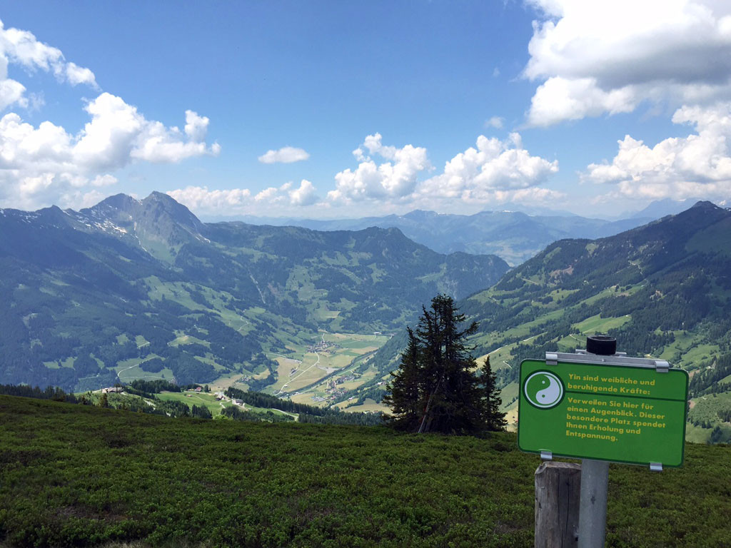 Weiblicher Kraftplatz mit Blick ins Gasteinertal