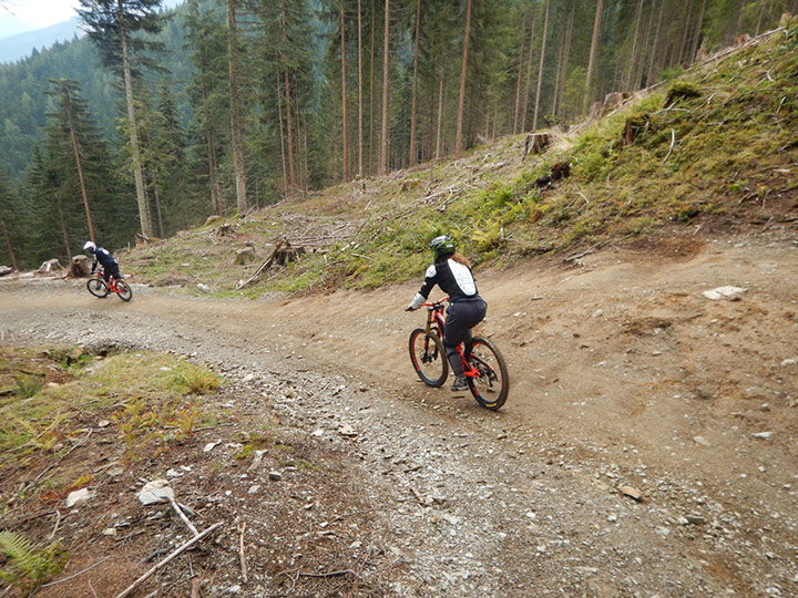 Cori und ich beim Downhill Mountainbiken in Leogang