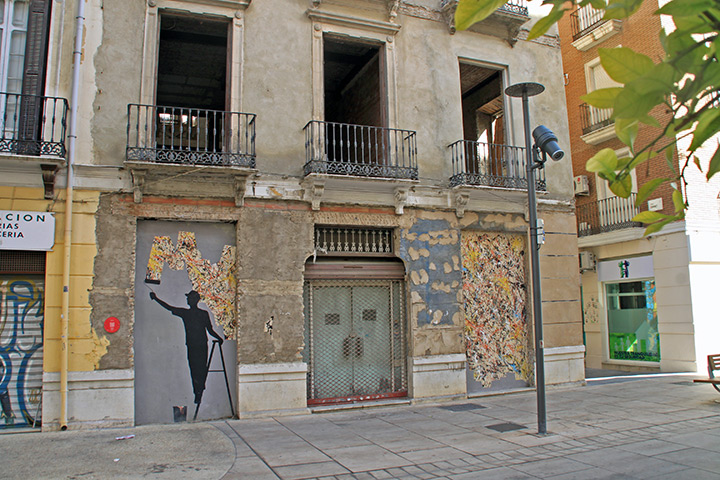 Gerade an den Wänden der leerstehenden Häuser befinden sich viele Kunstwerke auf engstem Raum, wie hier von Silvestre Santiago alias Pejac.