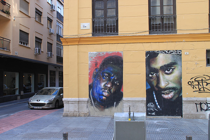 Während dieses Kunstwerk zwei verstorbenen Größen der amerikanische Hip Hop Kultur gewidmet ist ...