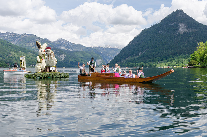 Bootskorso am Grundlsee 2015 (Photo Credit: © www.narzissenfest.at, Martin Baumgartner)