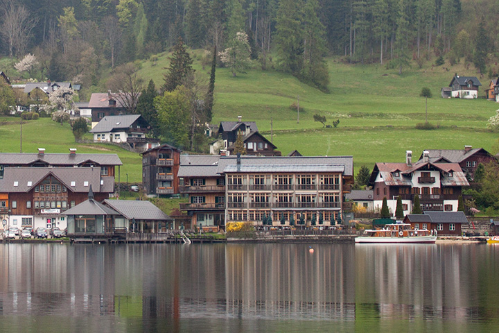 Seehotel Grundlsee vom gegenüberliegenden Seeufer aus