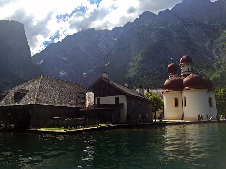 Die berühmte Kirche von St. Bartholomä, dahinter die aufragende, mächtige Watzmann-Ostwand