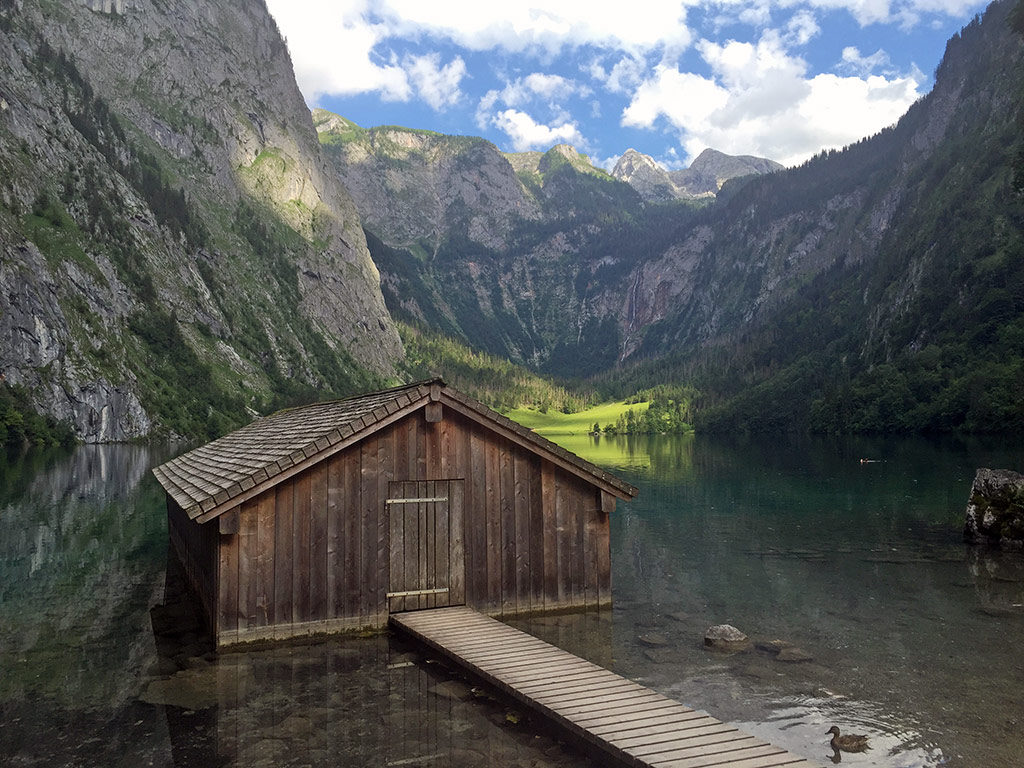 Bootshaus am Obersee mit Fischunkelalm im Hintergrund