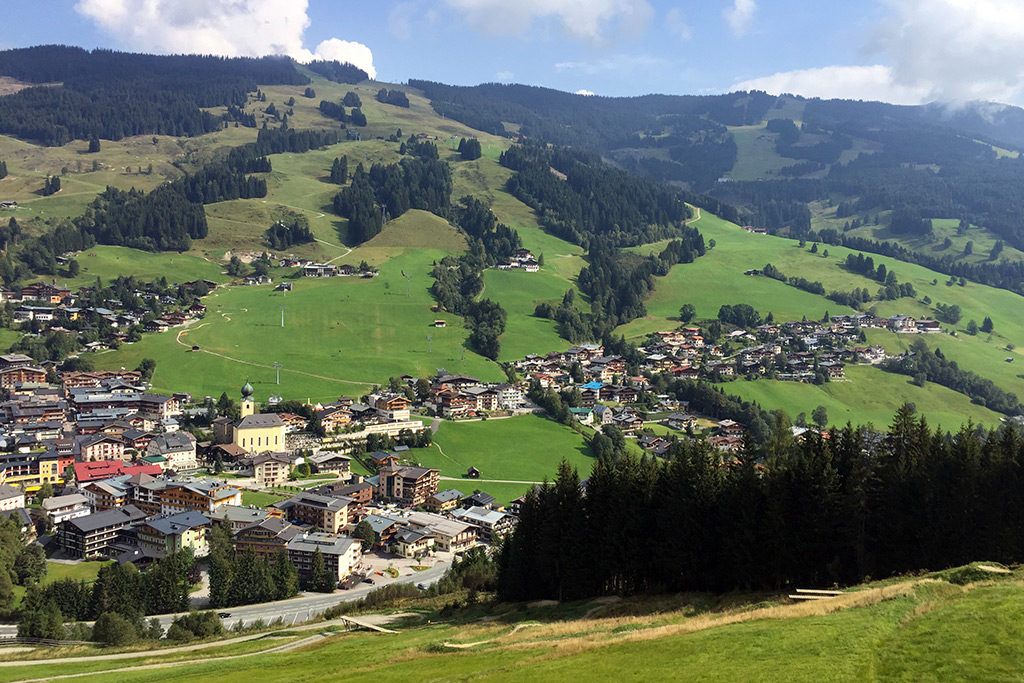 Saalbach und Kohlmaiskopf von der Seilbahn zum Schattberg aus gesehen
