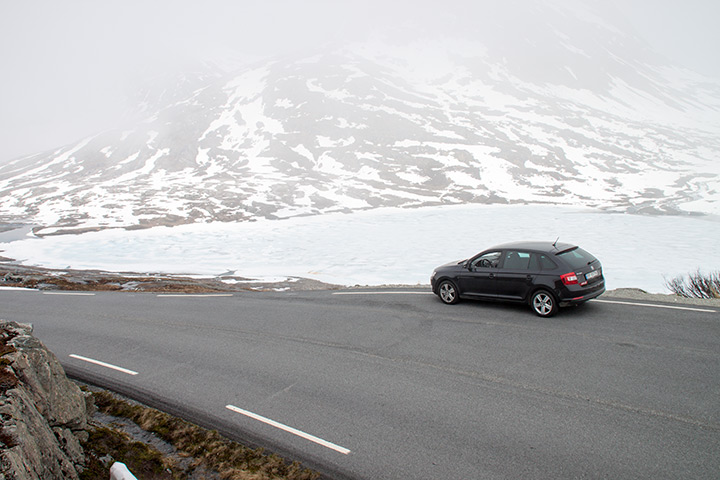 Roadtrip entlang mächtiger Schnee- und Eislandschaften!