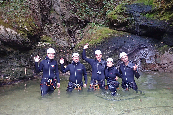 Unsere Canyoning-Gruppe vor dem Grmečica-Wasserfall