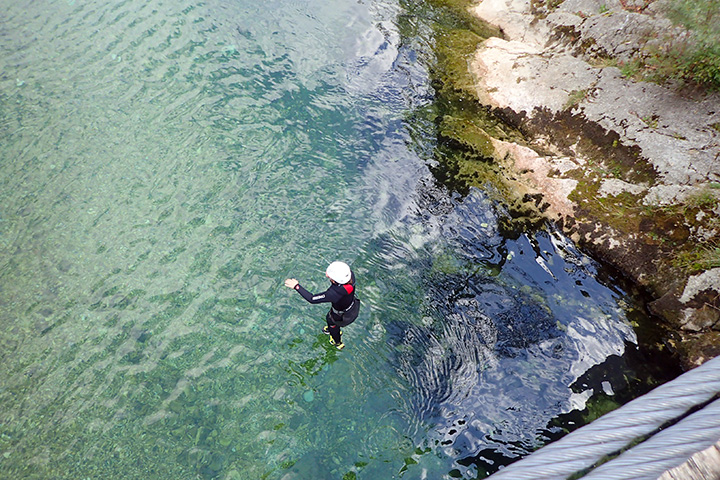 Der Moment, als Cori leichtfüßig über das Wasser tänzelt ... fast!