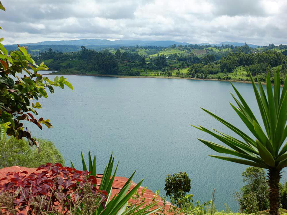 Ndakaini Stausee und im Hintergrund die Berge des Aberdare Nationalparks