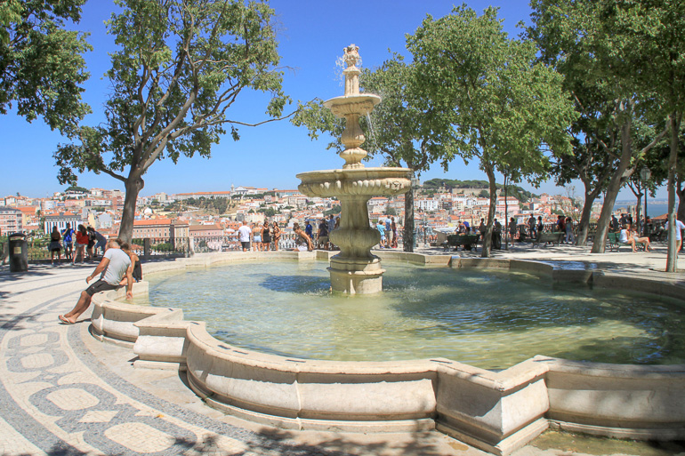 Springbrunnen am Miradouro de São Pedro de Alcântara