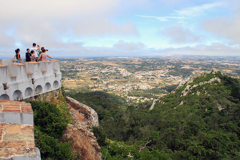 Aussichtsplattform mit Blick auf die Umgebung von Sintra.