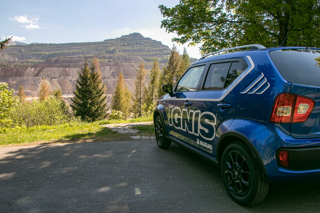 Erzbergblick Parkplatz mit Suzuki Ignis