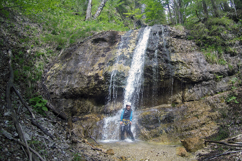 Wasserfalldusche während Canyoning Tour im Gesäuse