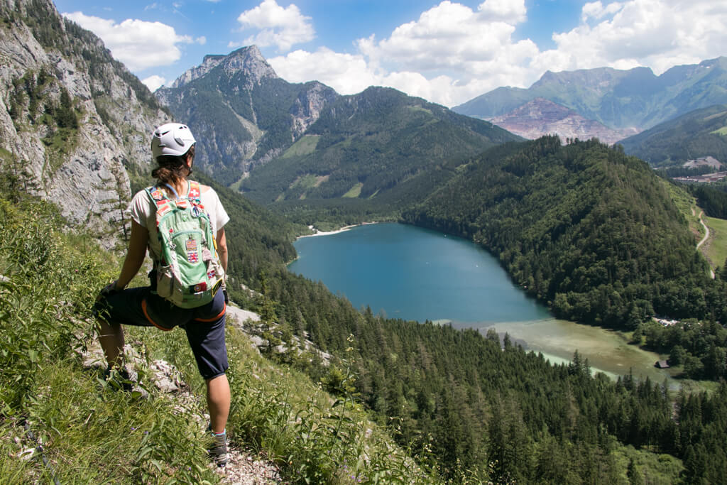 Cori am Klettersteig über dem Leopoldsteinersee