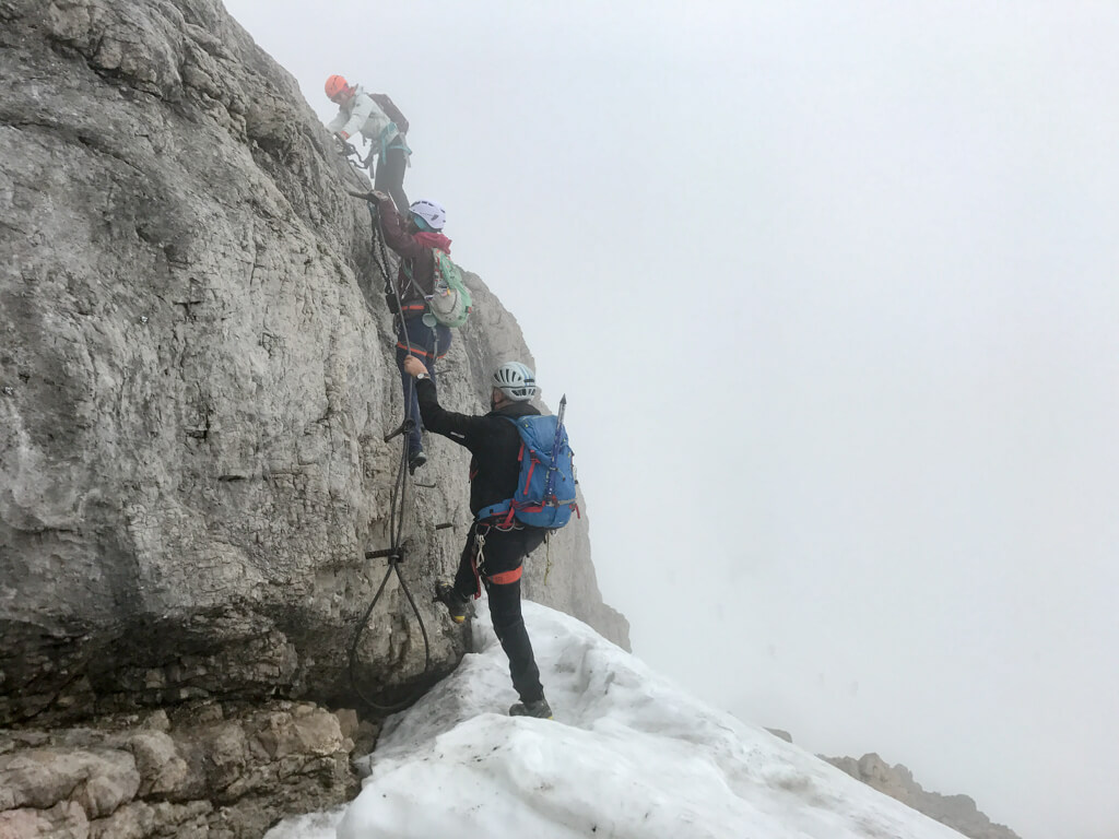 Klettersteig am Hohen Dachstein in Wolken