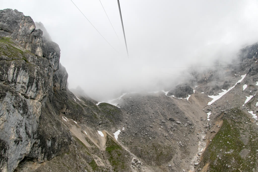 Gondel-Fahrt in die Wolken