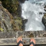 Flo's Zehentrenner von Doghammer sind auch zum Wandern geeignet, auch wenn man sich so leicht nasse Füße holen kann.