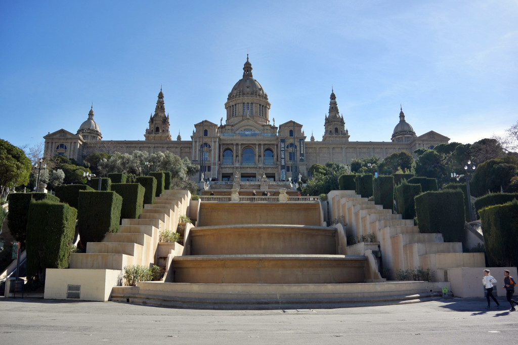 Palau Nacional von unten