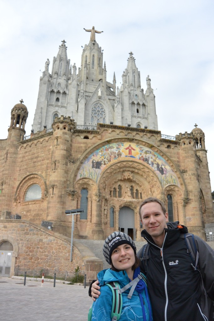 Cori und Flo vor der Kirche Sagrat Cor