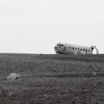 Was macht ein Flugzeugwrack am Strand von Island?