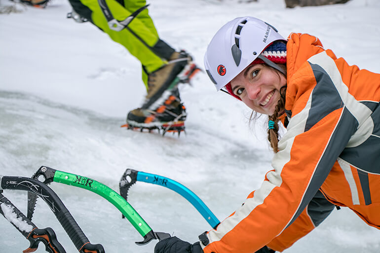 Cori beim Eisklettern in den Lienzer Dolomiten