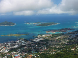Seychellen abseits vom Strand? Reiseblogger verraten ihre schönsten Wanderungen im Inselparadies Wandern auf Mahé - Blick vom Gipfel