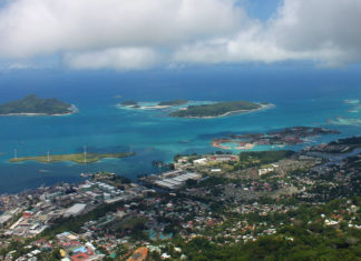 Seychellen abseits vom Strand? Reiseblogger verraten ihre schönsten Wanderungen im Inselparadies Wandern auf Mahé - Blick vom Gipfel