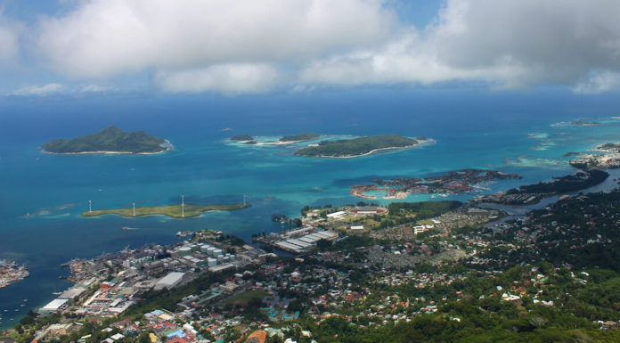 Seychellen abseits vom Strand? Reiseblogger verraten ihre schönsten Wanderungen im Inselparadies Wandern auf Mahé - Blick vom Gipfel