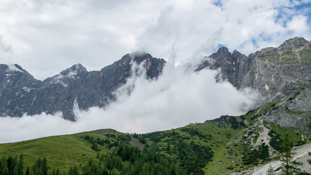 Hoher Dachstein in den Wolken